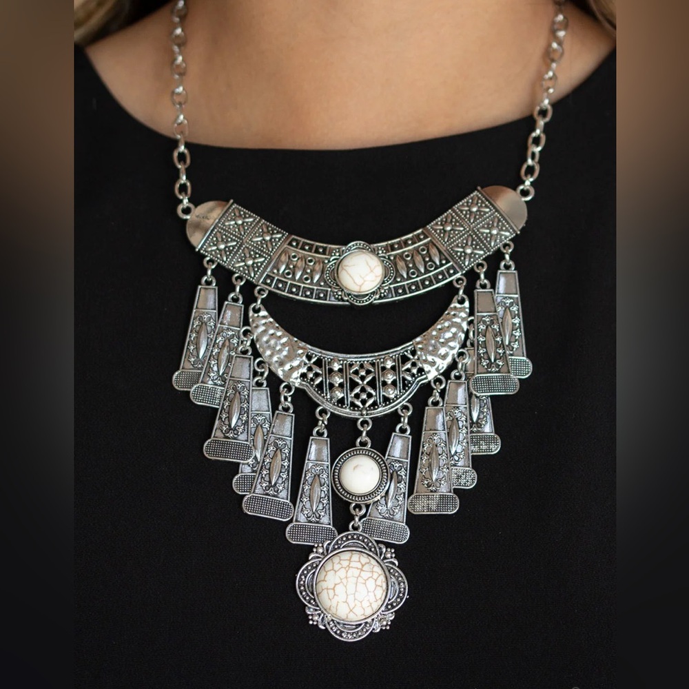 Sahara Royale White and Silver Tone Necklace